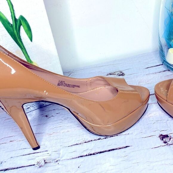 🌷VINCE Camuto🌷 Tan Patent  Open Toe Stiletto Heel Pumps - Picture 7 of 8
